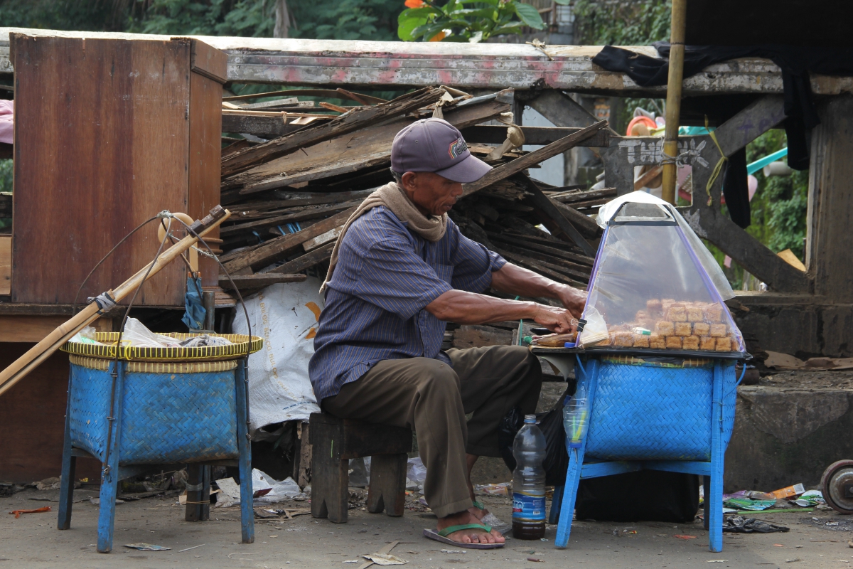 A street vendor in East Jakarta (Photo: Etienne Turpin)