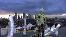 „Standbild aus Vertical Distraction, Performancevideo von Dennis Feser, 2010“ Co