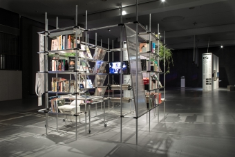 Ausstellungsansicht C& Center of Unfinished Business von Contemporary And (C&). Foto Luca Girardini, CC NC-SA 4.0