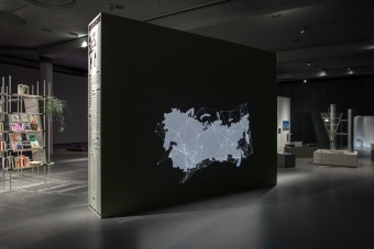 Ausstellungsansicht After Scarcity von Bahar Noorizadeh. Foto Luca Girardini, CC NC-SA 4.0