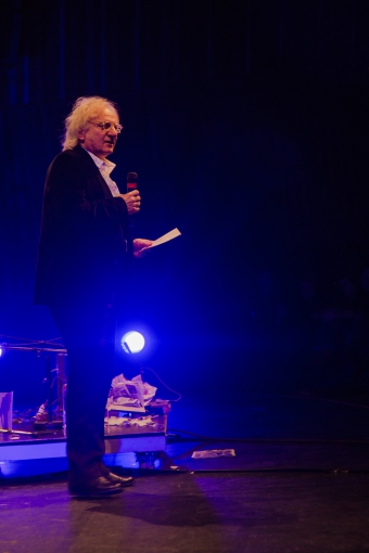 Picture of Siegfried Zielinski introducing the performance "Erklär mir bitte, was beunruhigend sein soll  am Einlassen von Badewasser!"