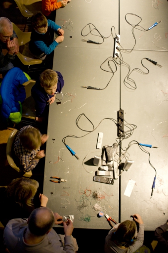 Impressions of the workshop "Scrap Music — Stop zappin’, start jammin’"