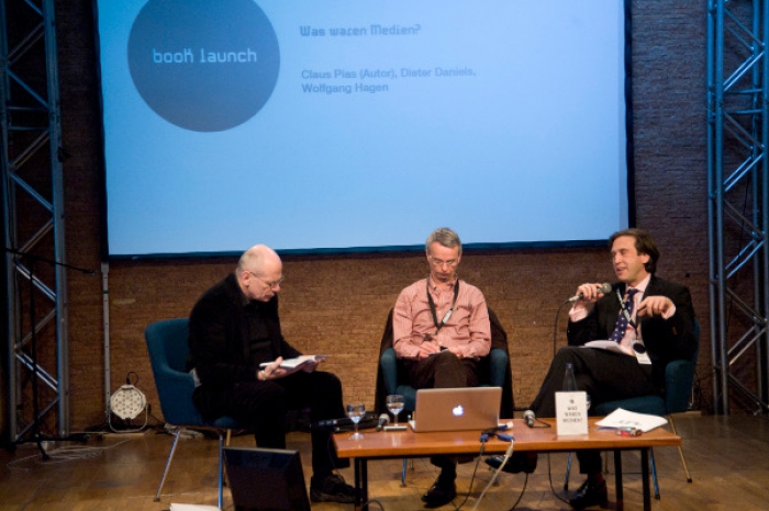 Picture of Wolfgang Hagen, Dieter Daniels and Claus Pias (left to right) at the bookpresentation of "Was waren Medien?"