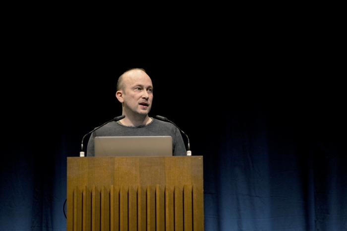 Picture of Oliver Lerone Schultz announcing the Keynote Conversation "Anxious to Act"