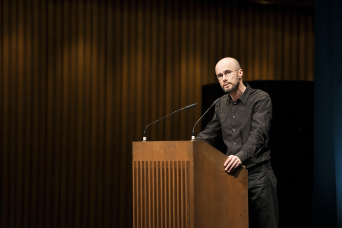 Picture of Krystian Woznicki introducing the panel "Tacit Futures #1: Building Snowden Archives"